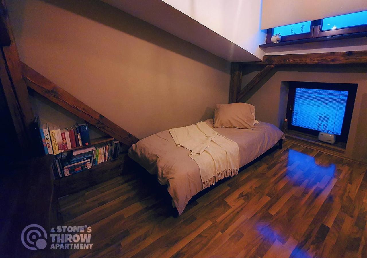 A Stone'S Throw Apartment Cracovia Esterno foto